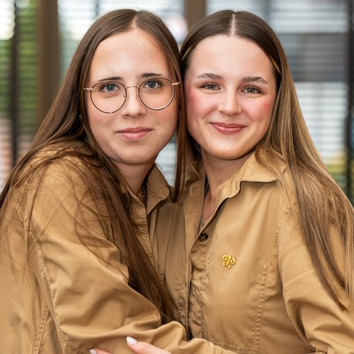 Teamshooting_Sept25_Julia+Alina_hoch.jpg