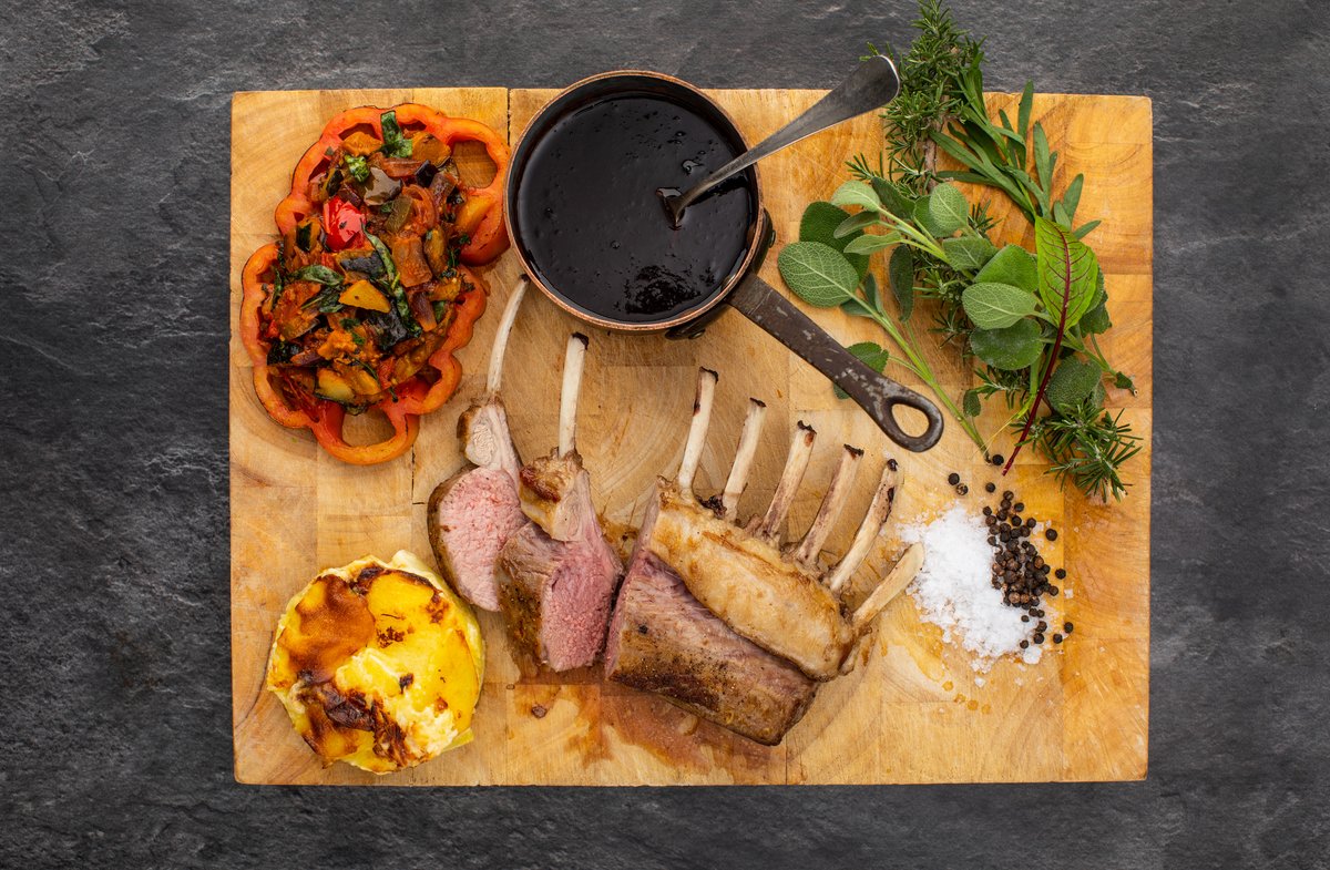 Sommerküche. Barbecue. Beilagen. Saucen. Salate