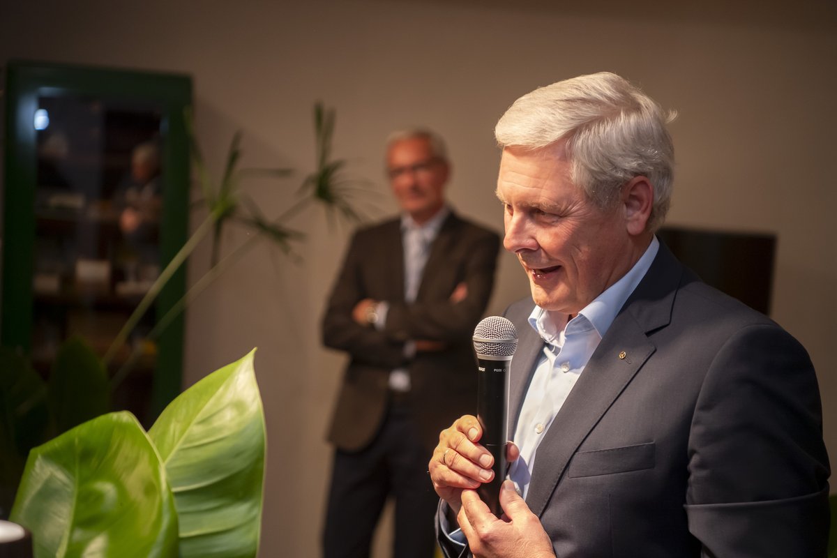 ZU TISCH BEI TONI M. - Hans Reisch