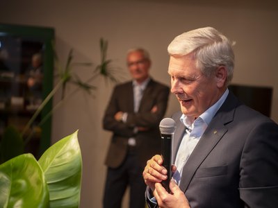 ZU TISCH BEI TONI M. - Hans Reisch